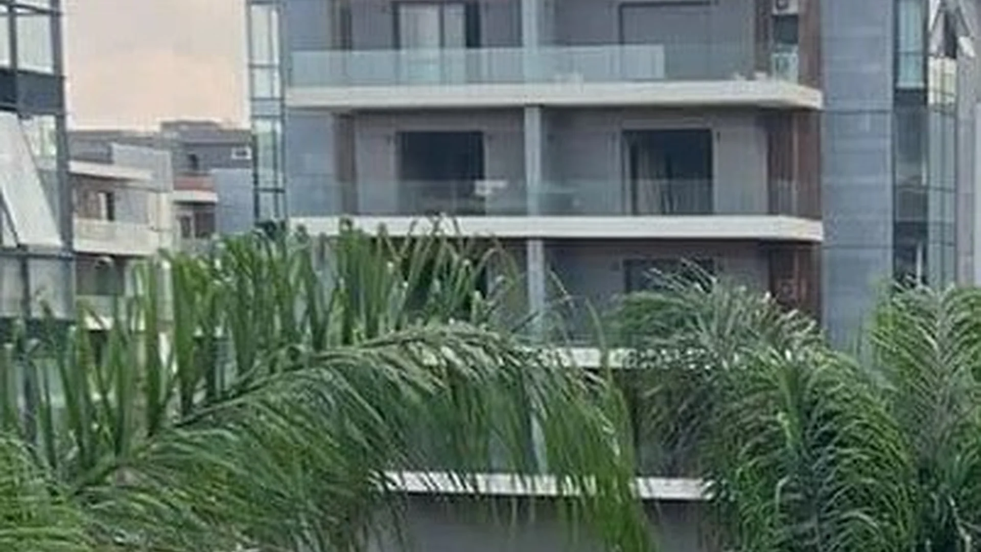 ready to move apt prime location prime facilities under market price
