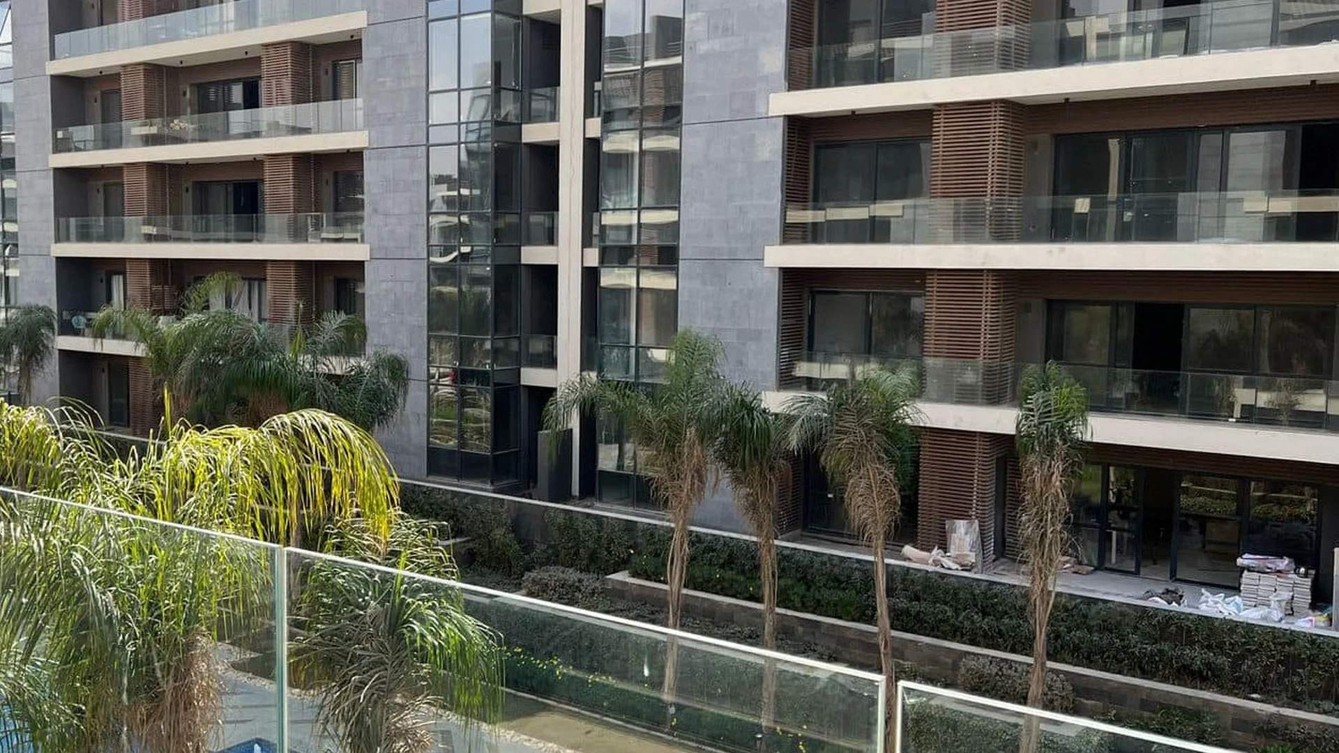 ready to move apt prime location prime facilities under market price